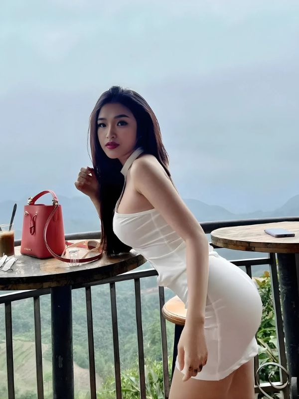 Ảnh gái xinh căng đét với váy body quyến rũ