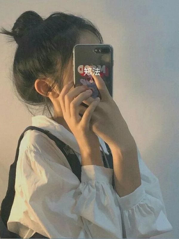 Ảnh nữ sinh che mặt vừa ngây thơ vừa bí ẩn