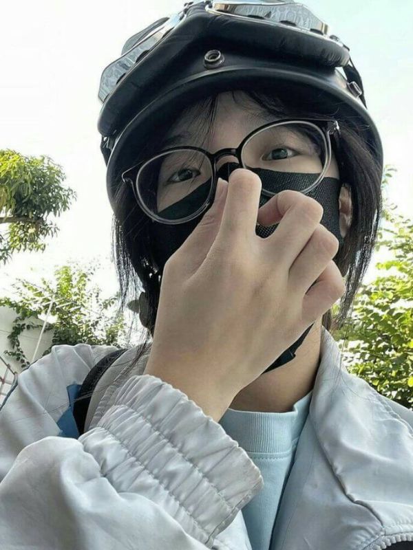 Ảnh nữ sinh che mặt vừa ngây thơ vừa bí ẩn