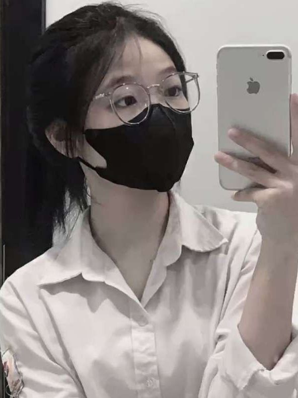 Ảnh nữ sinh che mặt vừa ngây thơ vừa bí ẩn