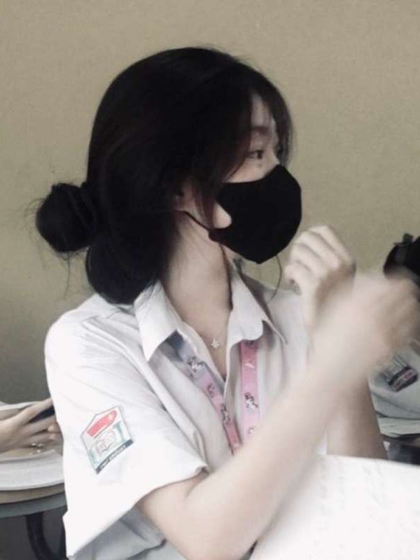 Ảnh nữ sinh che mặt vừa ngây thơ vừa bí ẩn