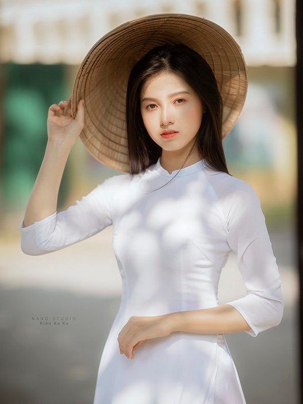 Hình ảnh nữ sinh mặc áo dài trắng đầy thanh xuân