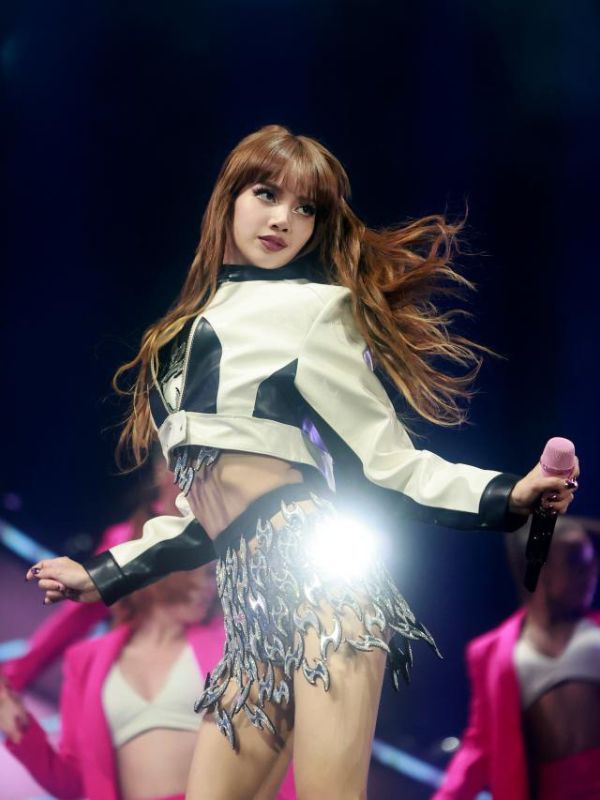 Ảnh Lisa vừa xinh yêu vừa cá tính dành cho các BLINK
