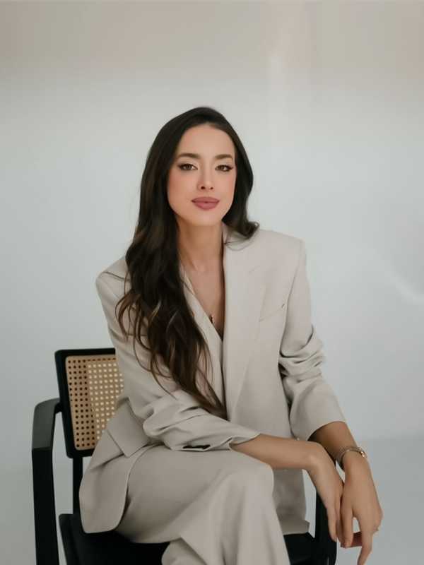 Avatar trưởng thành nữ phong cách công sở chuyên nghiệp