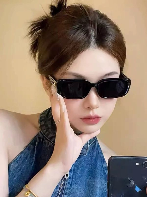 Ảnh gái xinh đeo kính đầy thần thái và cực cuốn hút