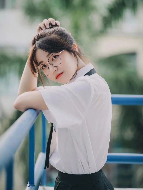 Ảnh gái xinh đeo kính đầy thần thái và cực cuốn hút