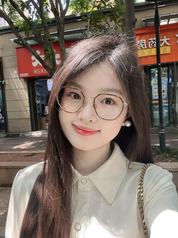 Ảnh gái xinh đeo kính đầy thần thái và cực cuốn hút