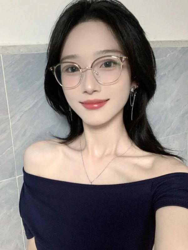 Ảnh gái xinh đeo kính đầy thần thái và cực cuốn hút