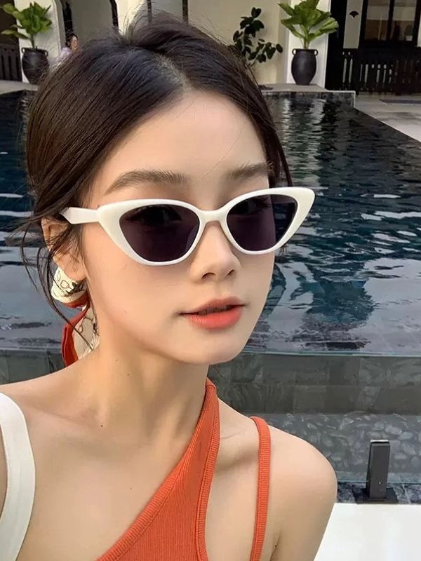 Ảnh gái xinh đeo kính đầy thần thái và cực cuốn hút