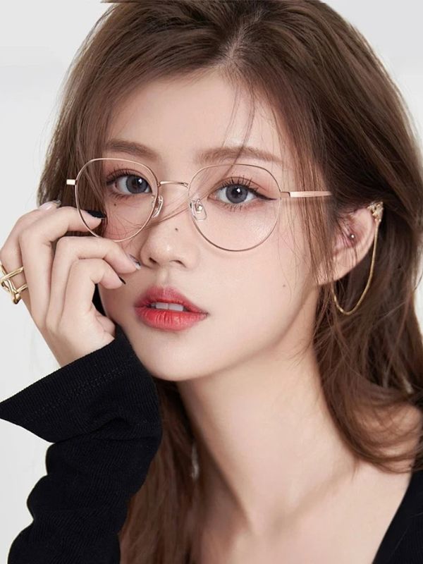 Ảnh gái xinh đeo kính đầy thần thái và cực cuốn hút