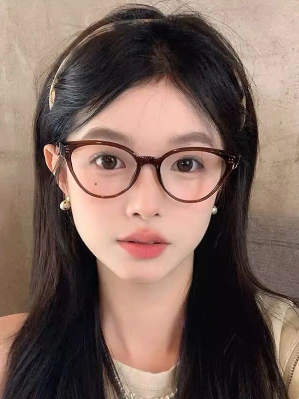 Ảnh gái xinh đeo kính đầy thần thái và cực cuốn hút