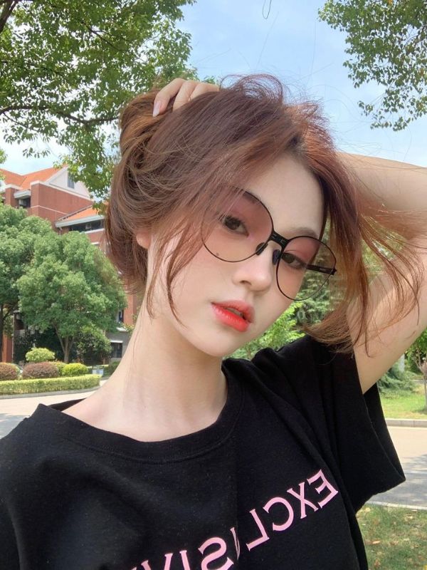 Ảnh gái xinh đeo kính đầy thần thái và cực cuốn hút