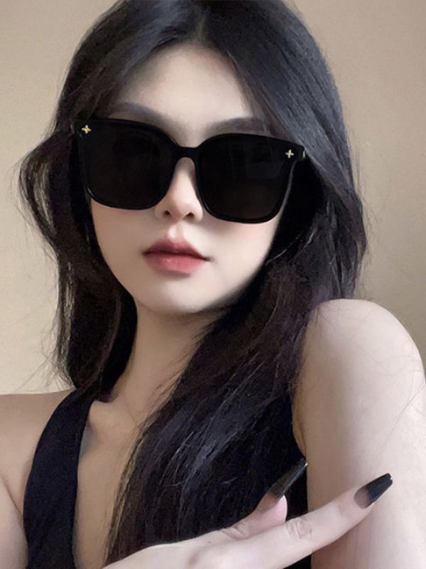 Ảnh gái xinh đeo kính đầy thần thái và cực cuốn hút