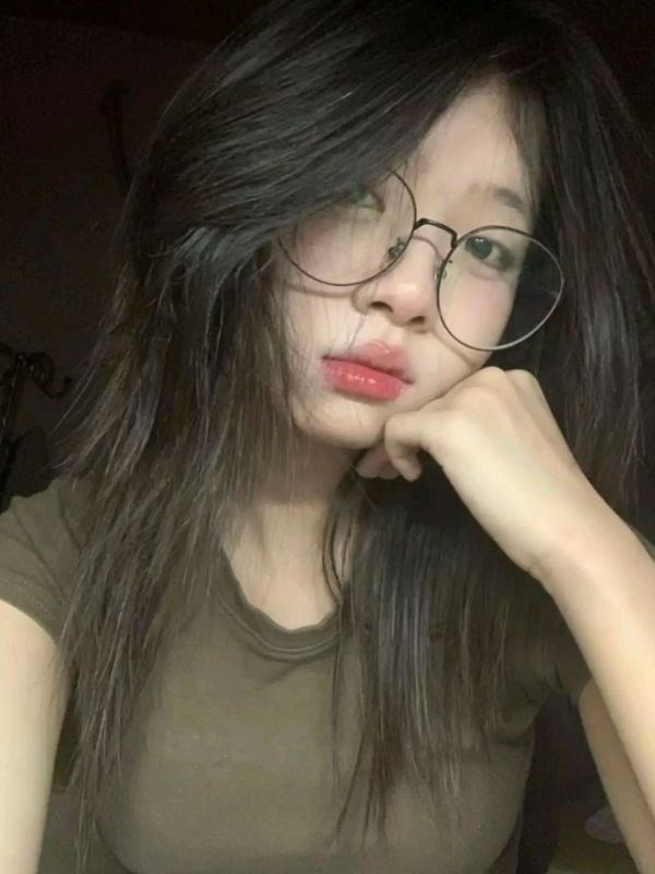 Ảnh gái xinh đeo kính đầy thần thái và cực cuốn hút